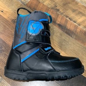 Burton Grom snowboard / snowboarding boots kids size 5